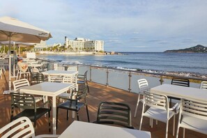 Outdoor dining - Playa Bella Beach Apartments (Sant Josep de sa Talaia)