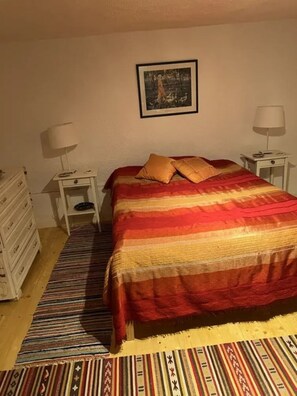 4 室のベッドルーム、アイロン / アイロン台、WiFi (無料)、ベッドシーツ