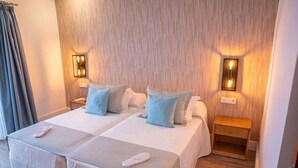 A double room with two beds, each with a pillow and a bedside table. - Fergus Puerto de la Cruz (Puerto de la Cruz)