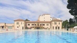 Un hotel con piscina delantera.