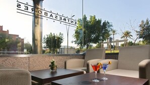 A rooftop bar with outdoor seating, a clear view of the city, and a sign reading "ENTREPRISES". - Elba Almeria Business & Convention Hotel (Almeria)