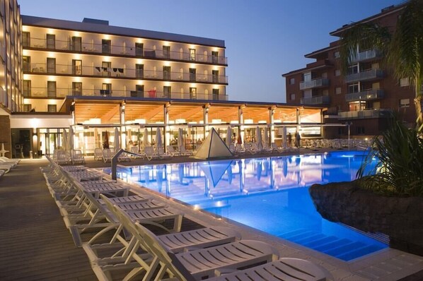 Outdoor pool - Papi Hotel (Malgrat de Mar)