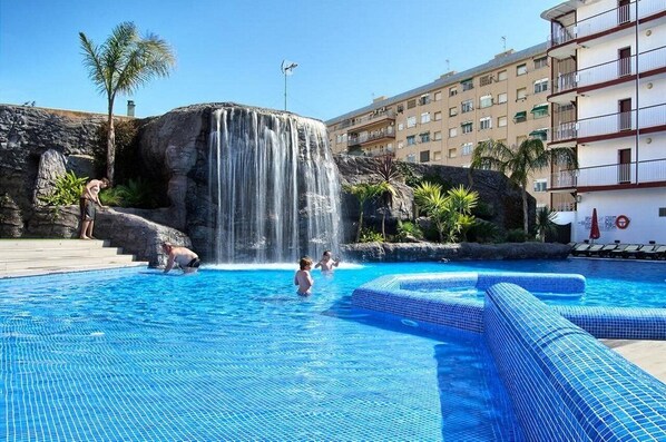 حمّام سباحة خارجي