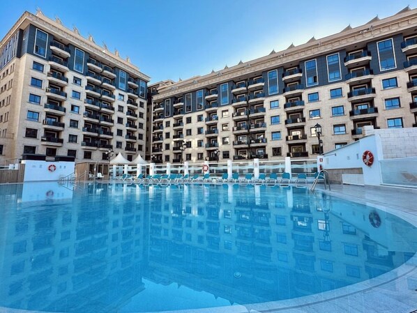 حمّام سباحة خارجي