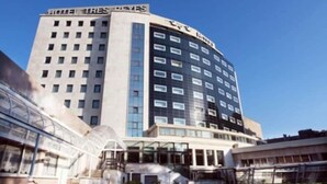 A hotel with a large pool, modern architecture, and a clear blue sky. - Tres Reyes Pamplona (Pamplona)