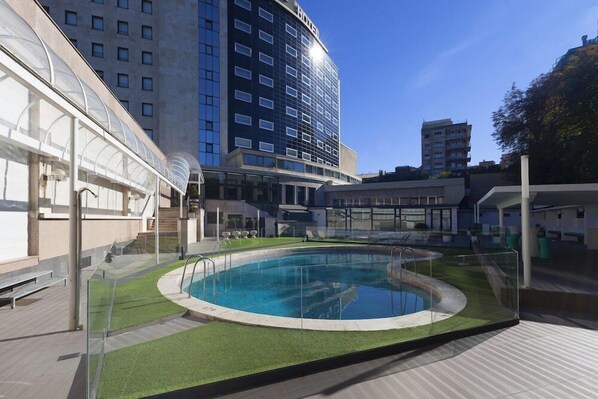 من حمّامات السباحة المغطاة، حمّام سباحة خارجي