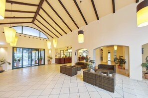 Un hall d’entrée spacieux, doté de hauts plafonds, de grandes fenêtres et d’espaces de détente confortables.