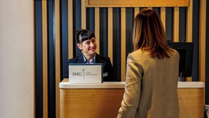 A reception desk with a sign that reads "IHG ONE REWARDS". - Holiday Inn Express Logrono Rioja By IHG (Logroño)