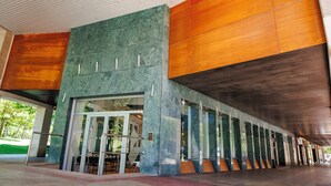 A modern building with a glass entrance, large windows, and a covered walkway. - Holiday Inn Express Logrono Rioja By IHG (Logroño)