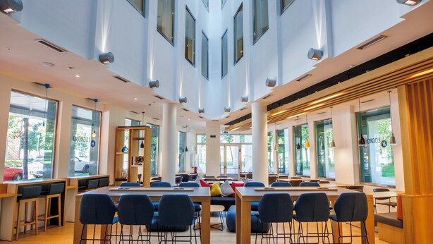 A spacious conference room with high ceilings, large windows, and modern lighting fixtures. - Holiday Inn Express Logrono Rioja By IHG (Logroño)