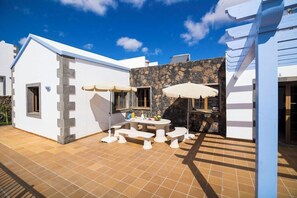 Outdoor dining - Villas & Apartamentos Tao Mazo (La Oliva)