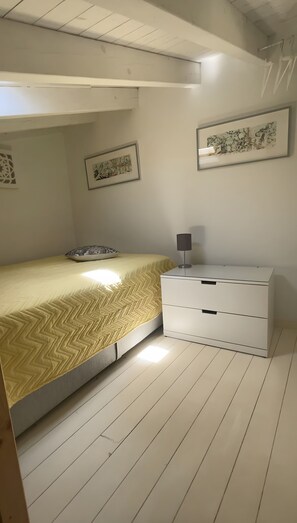 1 sovrum, strykjärn/strykbräda och sängkläder