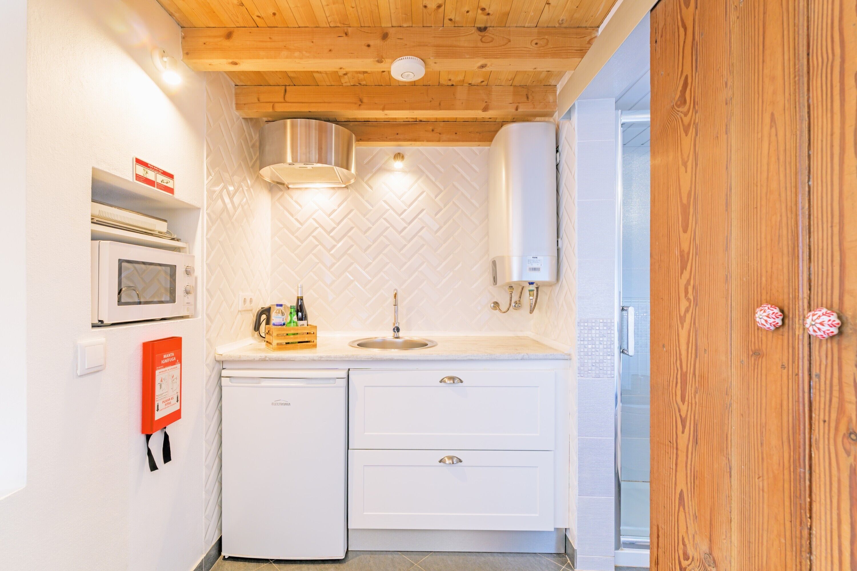 Geladeira, micro-ondas, cooktop, cafeteira/chaleira