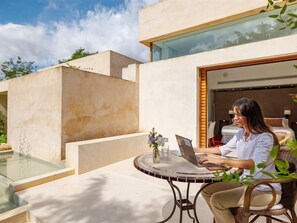 المنطقة المحيطة بالمنشأة