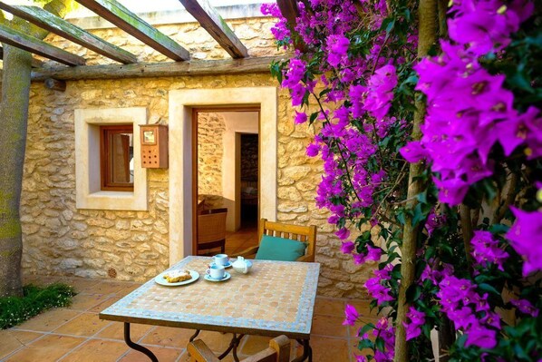 Outdoor dining - Can Lluc Boutique Hotel & Luxury Villas (Sant Antoni de Portmany)