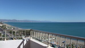A balcony with a view of a beach and the sea. - Hotel Apartamentos Bajondillo (Torremolinos)