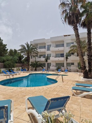 حمّام سباحة خارجي