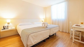 A hotel room with a bed, bedside tables, a desk, and a chair. - Intelier Rosella Hotel (Sant Llorenc des Cardassar)