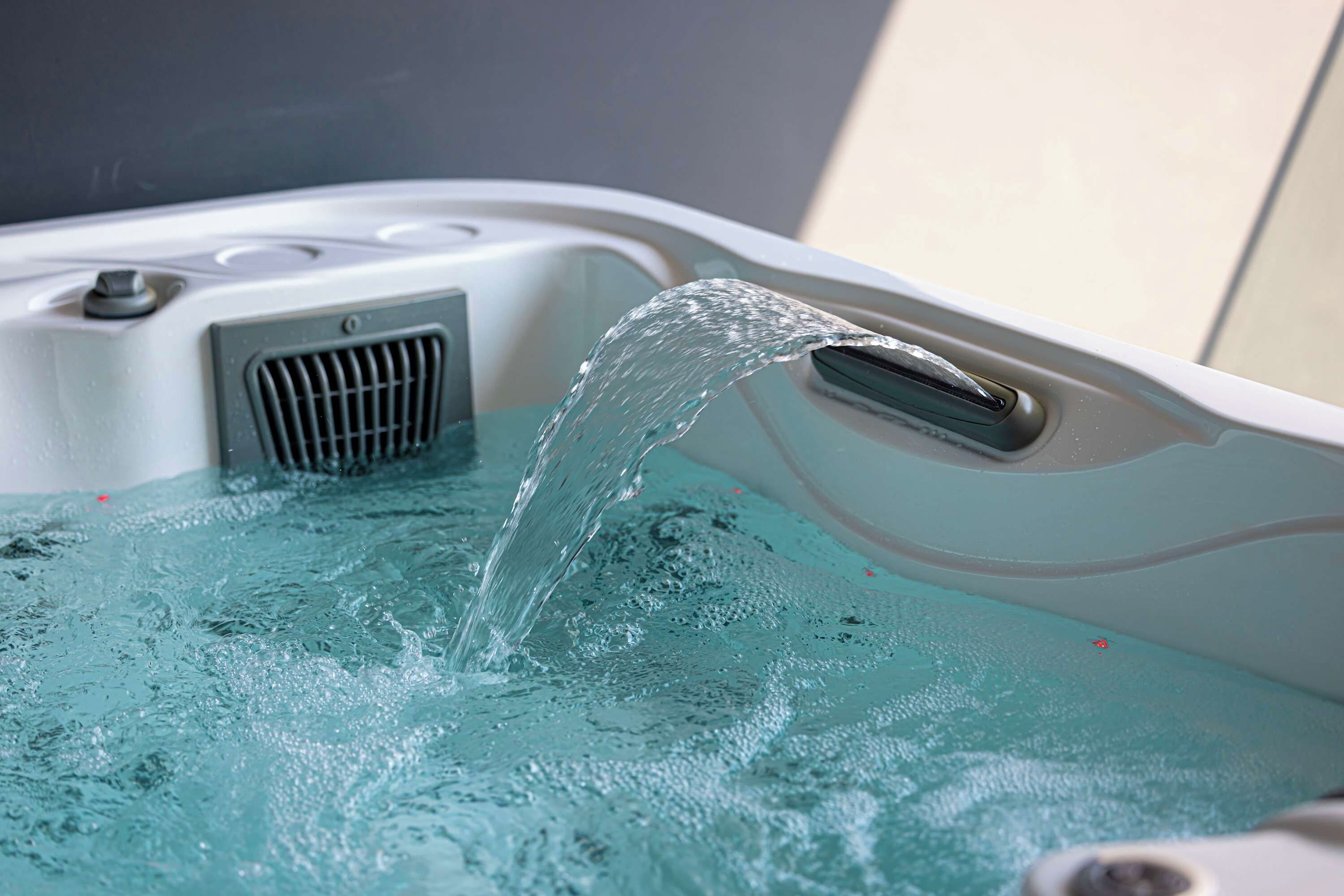 Un jacuzzi con agua brotando por un caño.