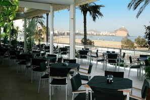 تناول الطعام بالخارج