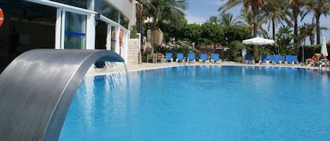 Alberca techada y alberca al aire libre