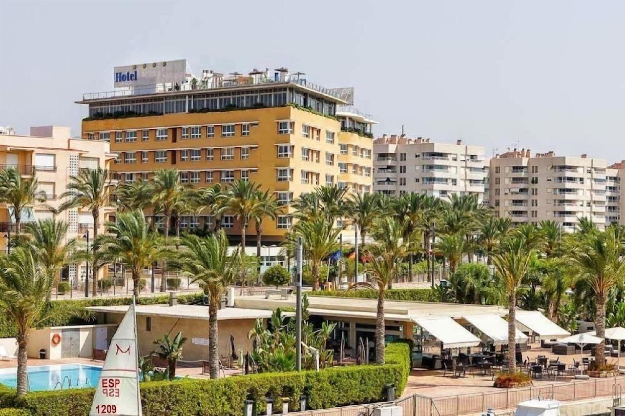 Een binnenzwembad, een buitenzwembad