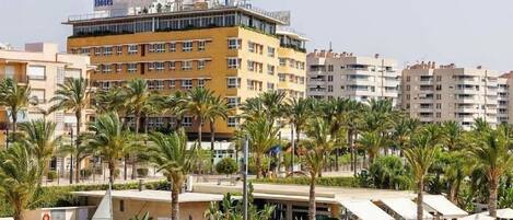 Een binnenzwembad, een buitenzwembad