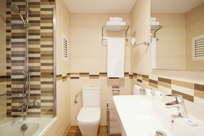 A bathroom with a shower, toilet, and sink. - Invisa Ereso - All Inclusive (Santa Eulalia del Rio)