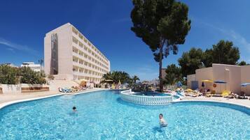 Alberca techada y alberca al aire libre