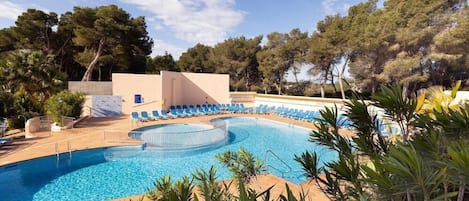 Een binnenzwembad en een buitenzwembad