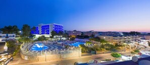 Un hôtel doté d’une piscine, d  ’un parking et offrant une vue sur le paysage urbain environnant.