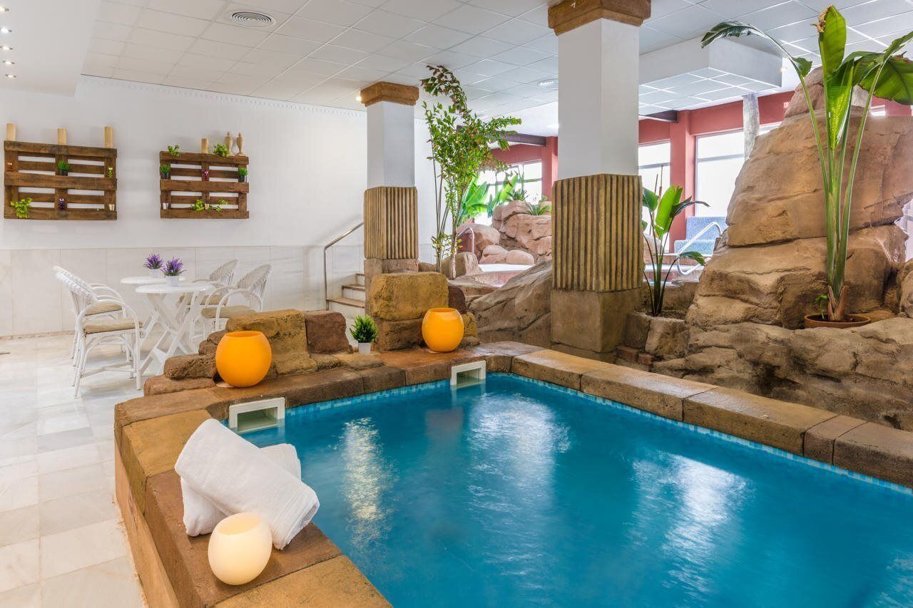 Una piscina cubierta, una piscina al aire libre