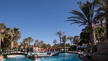 Piscine couverte, piscine extérieure