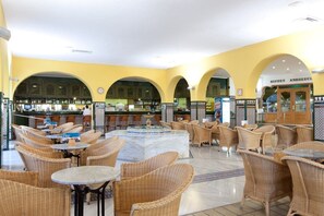 Bar (on property) - Playasol Aquapark & Spa Hotel (Roquetas de Mar)