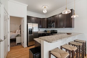 Fridge, microwave, oven, stovetop - Luxe Stay in Quaint Old Town Alexandria near D.C. (Alexandria)