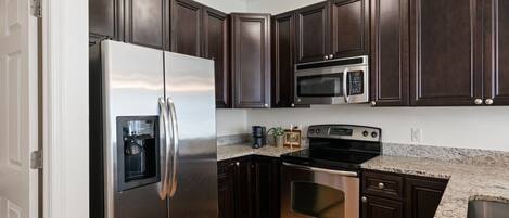 Kühlschrank, Mikrowelle, Ofen, Herdplatte