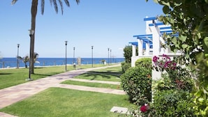 A pathway leading to a building with a view of the sea. - Grupotel Playa Feliz (San Bartolomé de Tirajana)
