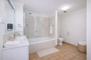Shower, hair dryer, towels, shampoo - Stylish Townsville Stay Near CBD with Marina views & Private Balcony (Townsville)