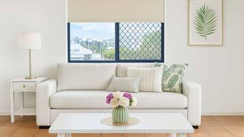 TV, livros, escritórios