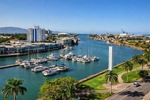Marina - 1BR Apartment on Palmer Street Townsville with Balcony & Pool (Townsville)