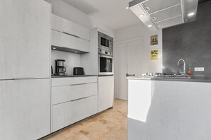 Fridge, microwave, oven, stovetop