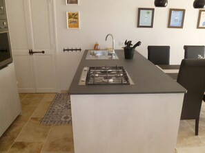 ثلاجة، ميكروويف، فرن، موقد طهي مسطح