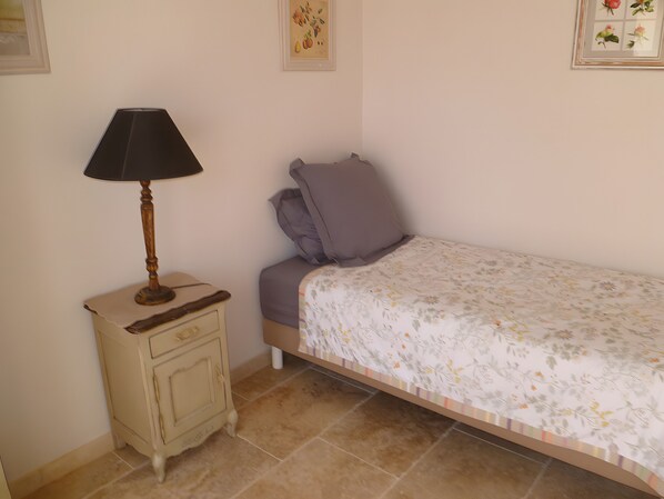 2 عدّة غرف نوم ومكواة/لوح كي وواي فاي وملاءات أسرّة