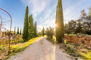 Property grounds - Le Mas des Bouteillans "Les Cyprès" with Shared Pool, Wi-Fi & Air Conditioning (La Cadière-d'Azur)