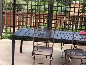 تناول الطعام بالخارج