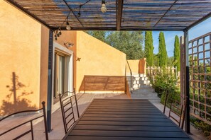 Terrace/patio - Le Mas des Bouteillans "Les Cyprès" with Shared Pool, Wi-Fi & Air Conditioning (La Cadière-d'Azur)