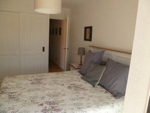 2 slaapkamers, een strijkplank/strijkijzer, wifi, beddengoed