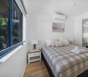 1 bedroom, desk, iron/ironing board, WiFi - Waterfront 1-Bedroom Apartment Near City, Stadium & Ferry (South Townsville)