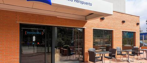 A building with a sign reading 'Valencia Aeropuerto' and 'ibis Budget.'