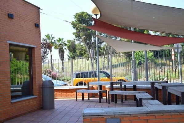 Outdoor dining - Ibis Budget Valencia Aeropuerto (Manises)